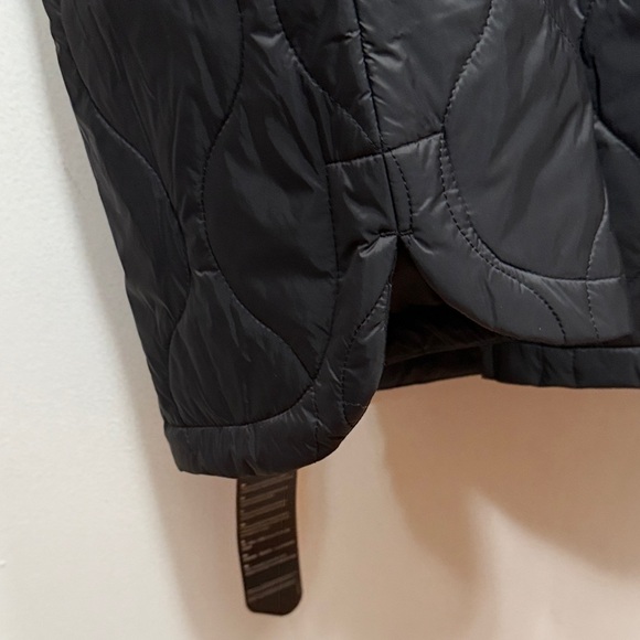 GAP Black Water-Resistant Vest - Picture 7 of 11